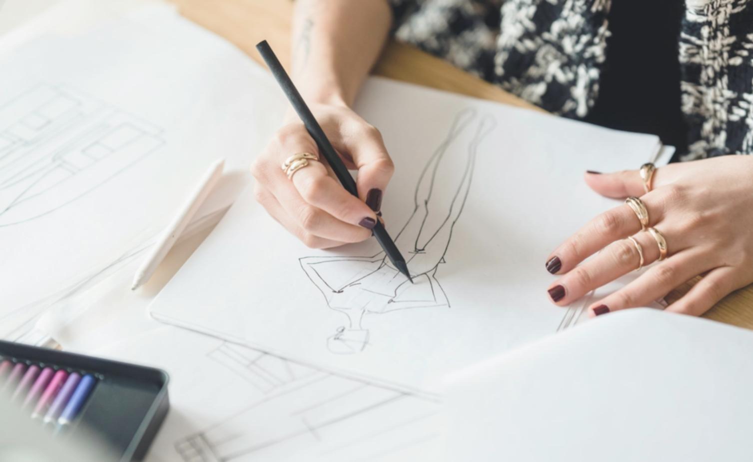Groupe d'étudiants analysant des palettes de couleurs ensemble lors d'un atelier pratique
